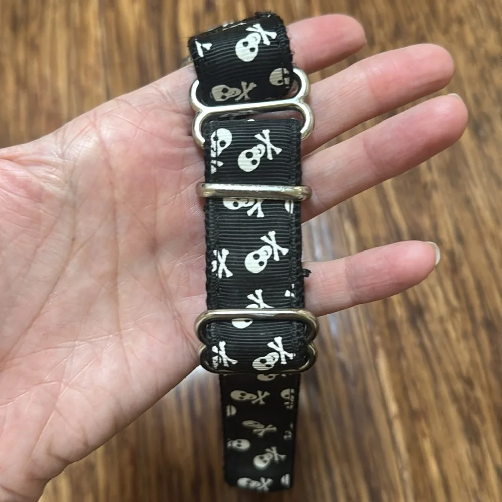 Black skull and crossbones print adjustable dog collar 22” size L/XL